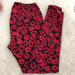 LuLaRoe Tall & Curvy Black with Red Lips